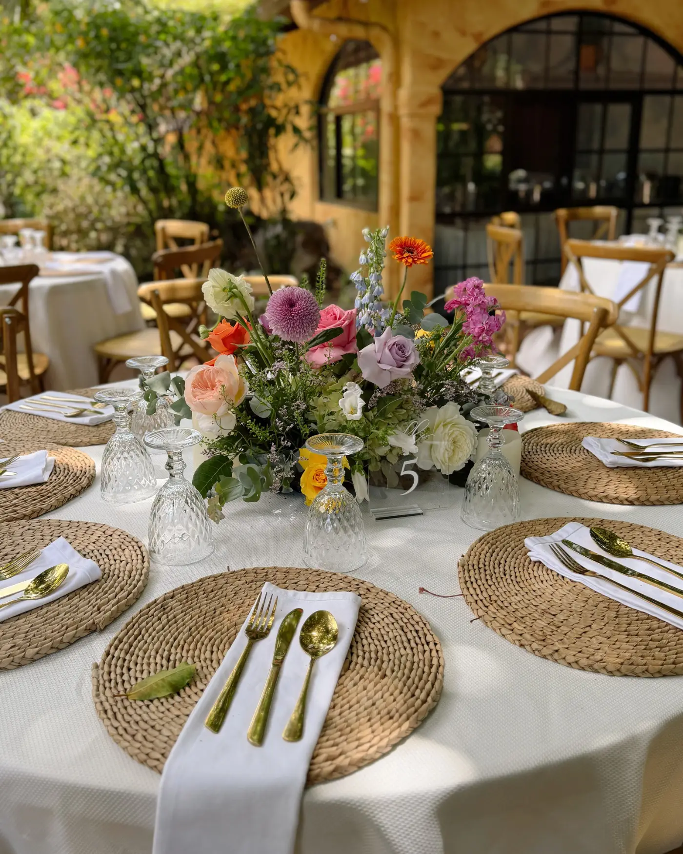 Mesa de evento con centro floral de Oasi di Fiore